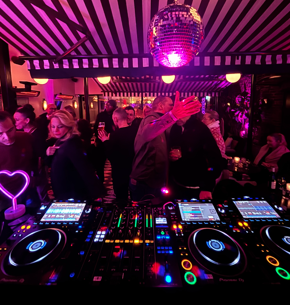 How to Market Yourself as a Mobile DJ