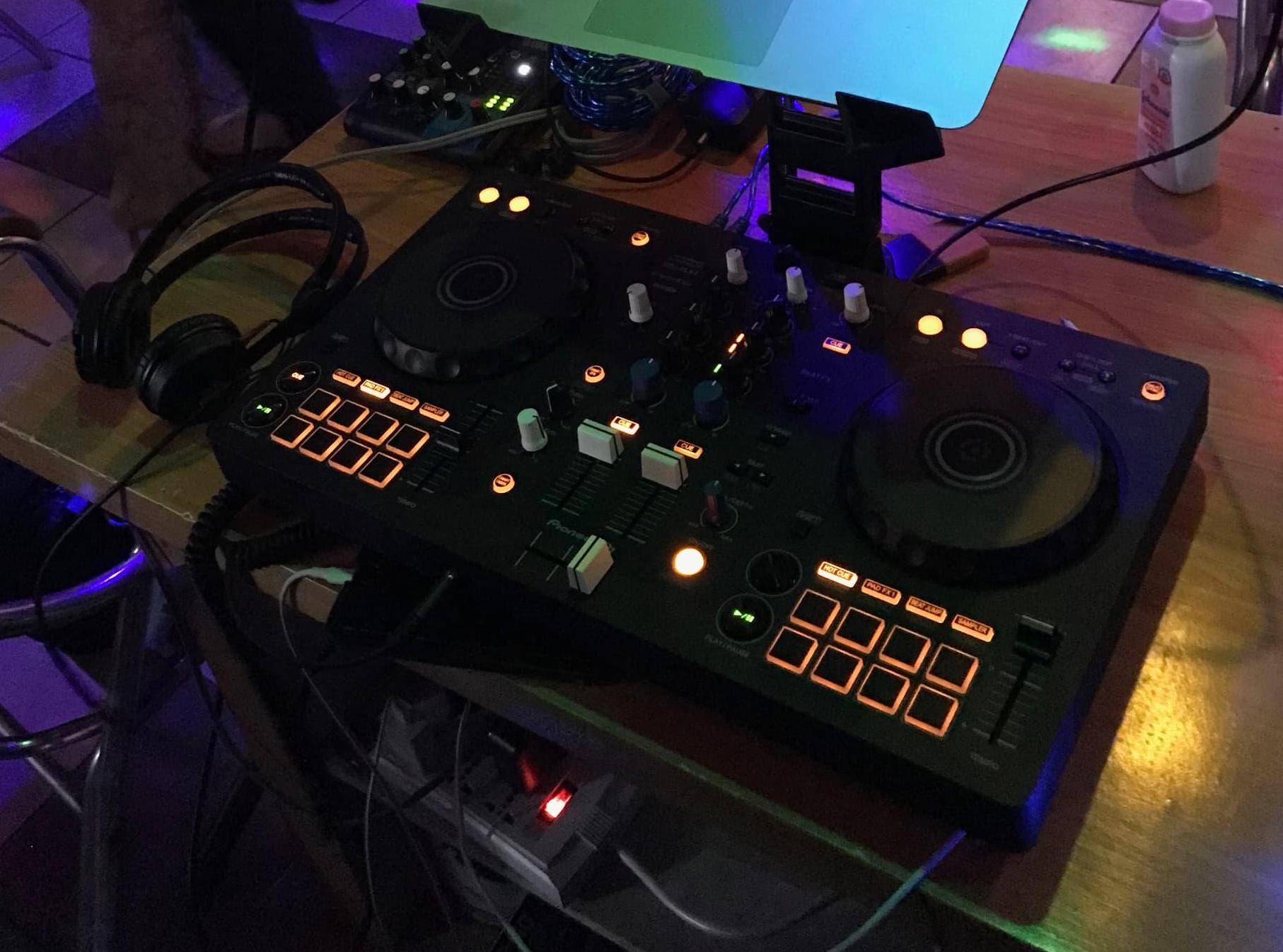Pioneer DJ DDJ-FLX4 Smart DJ Controller Review